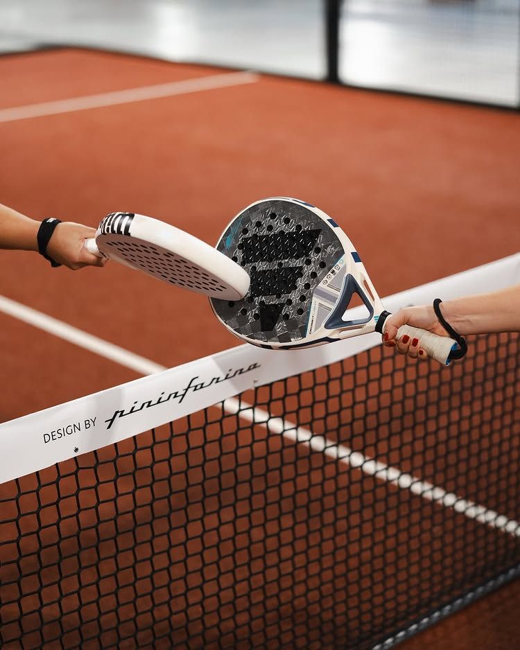 Court de padel minimaliste avec joueuse élégante